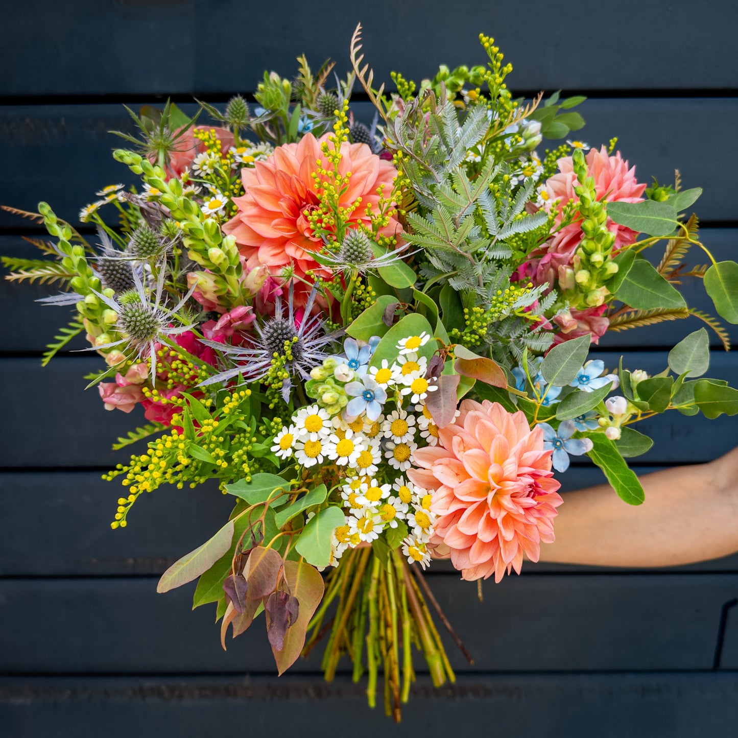 זר כתום עם נגיעות של ורוד וצהוב