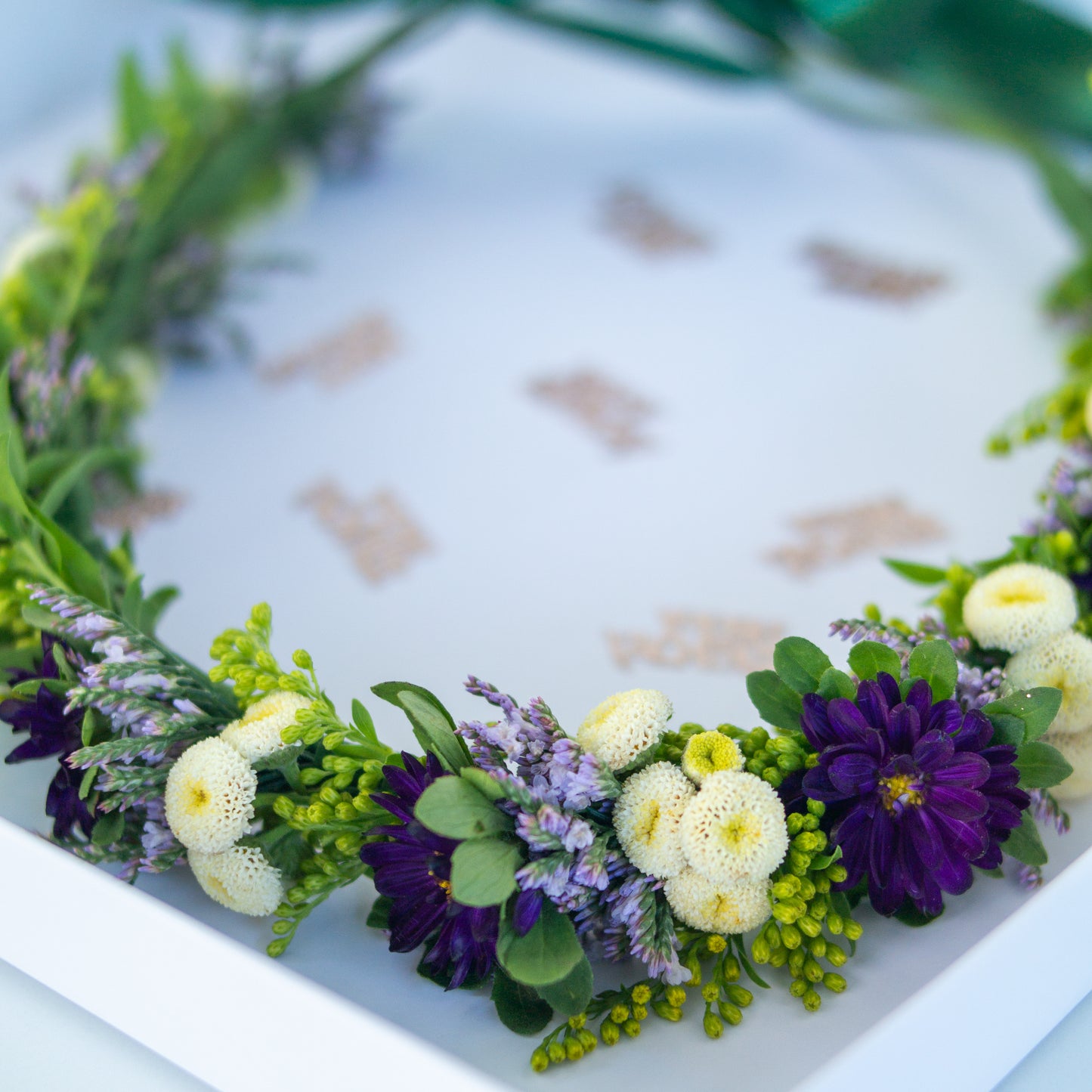 זר לראש סגול ונגיעה של לבן