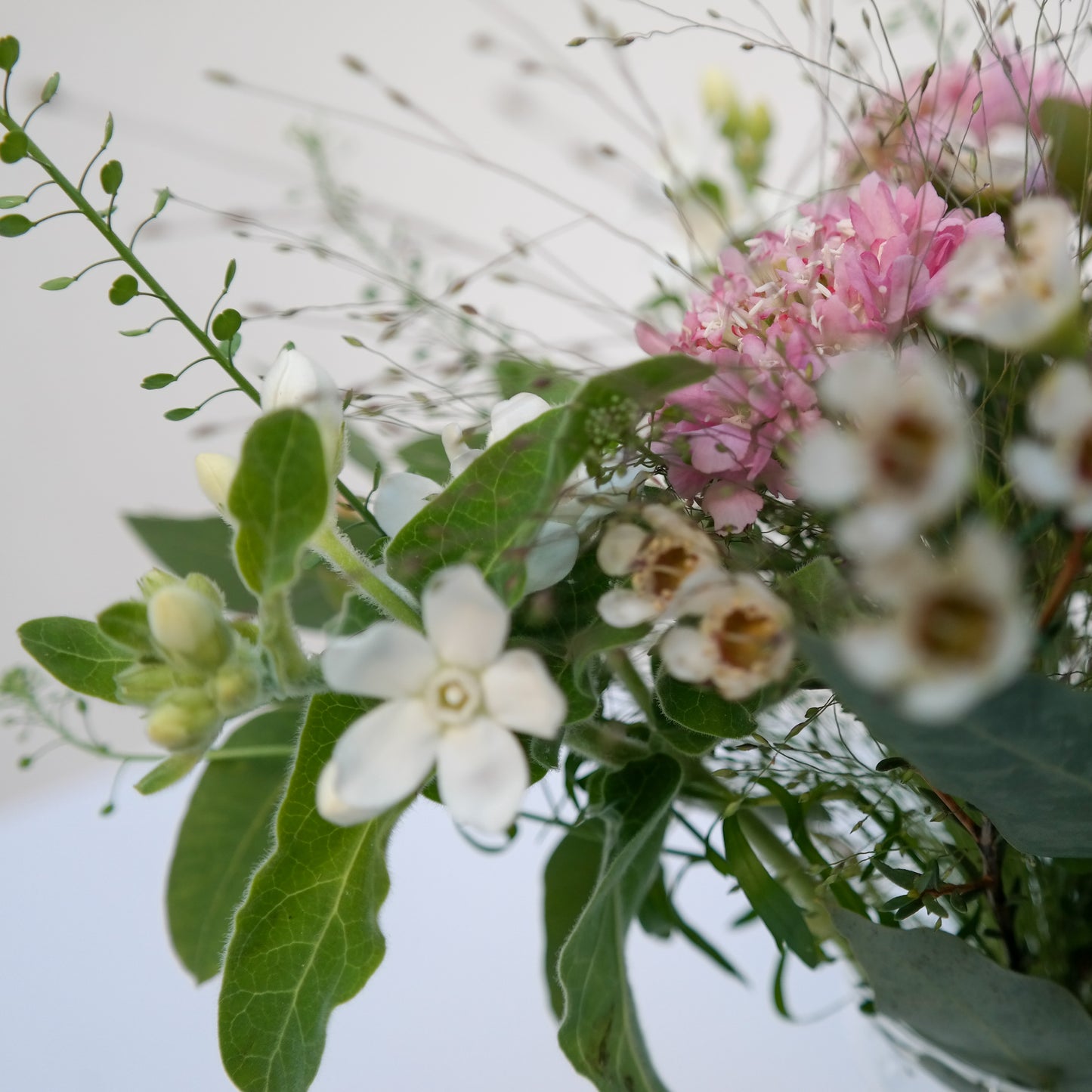 זר ורוד, ירוק ולבן