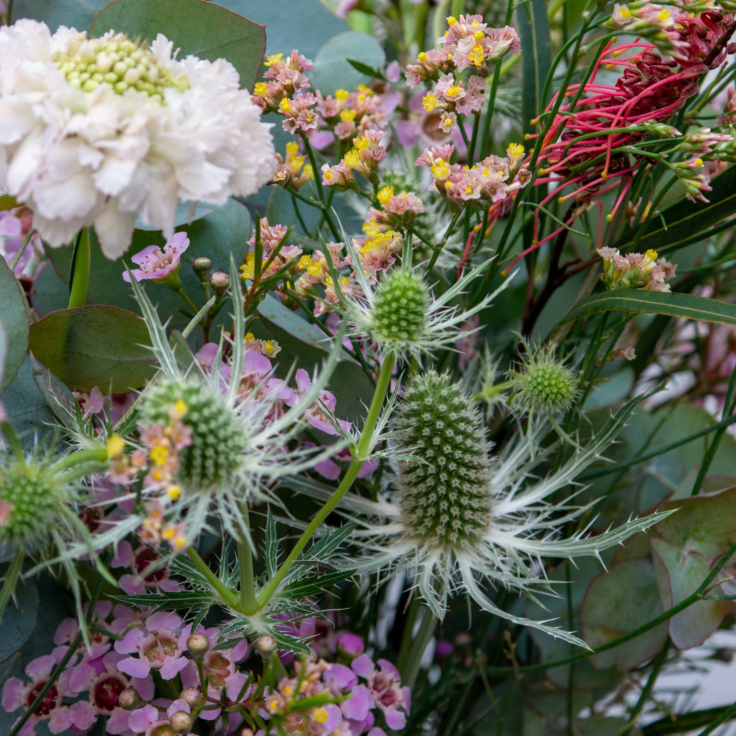 זר ורוד, לבן, ירוק עם נגיעות חום