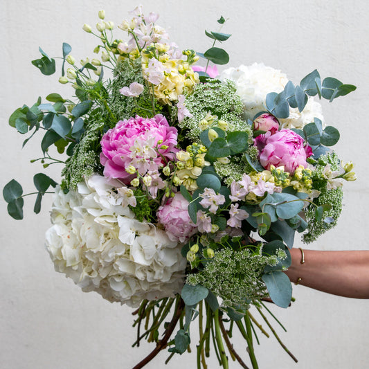 זר לבן, עם נגיעות של צהוב וורוד בהיר