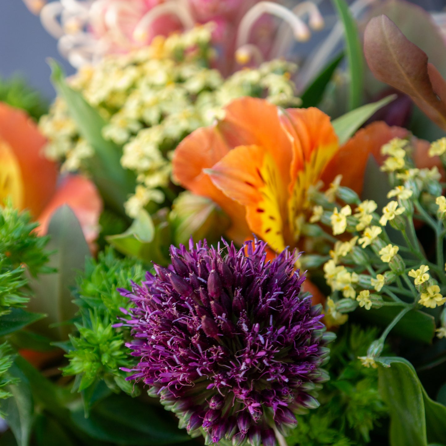 זר כתום עם נגיעות בורדו, צהוב וירוק