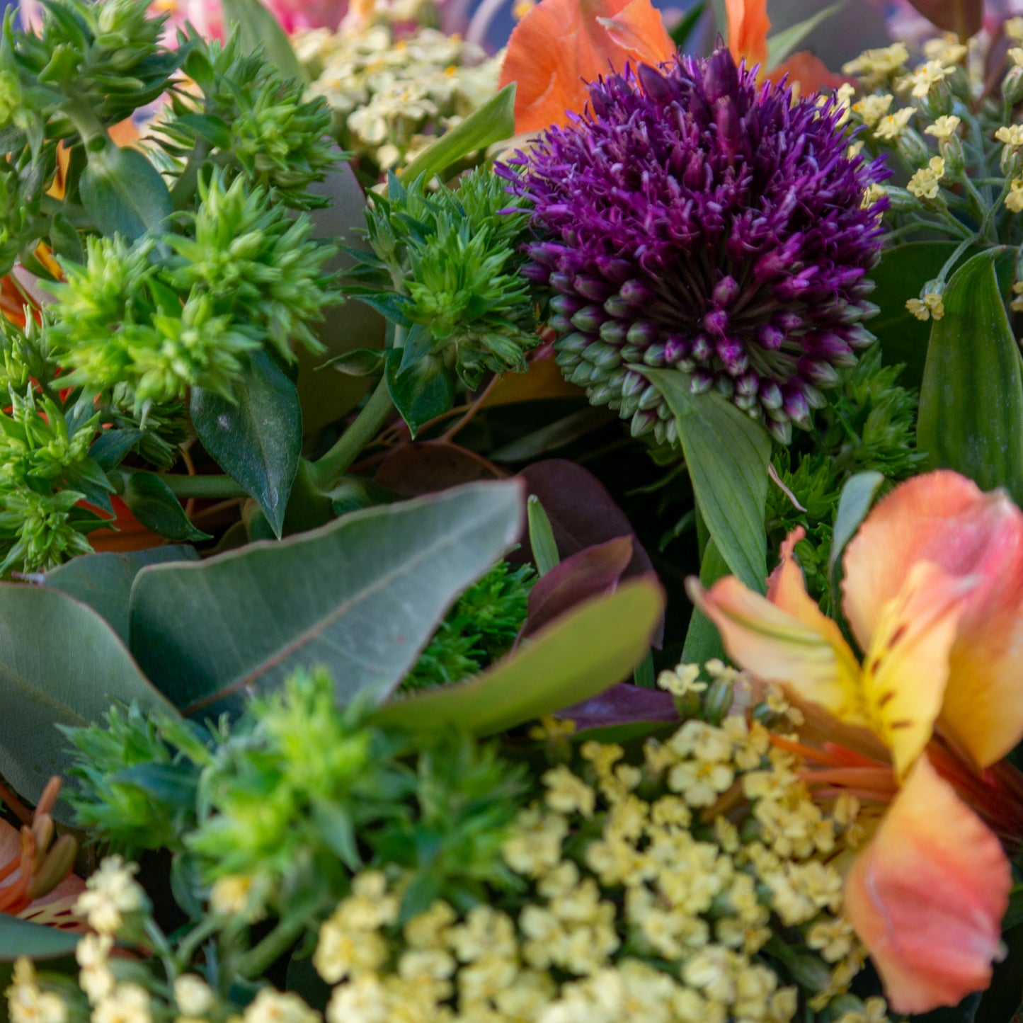 זר כתום עם נגיעות בורדו, צהוב וירוק