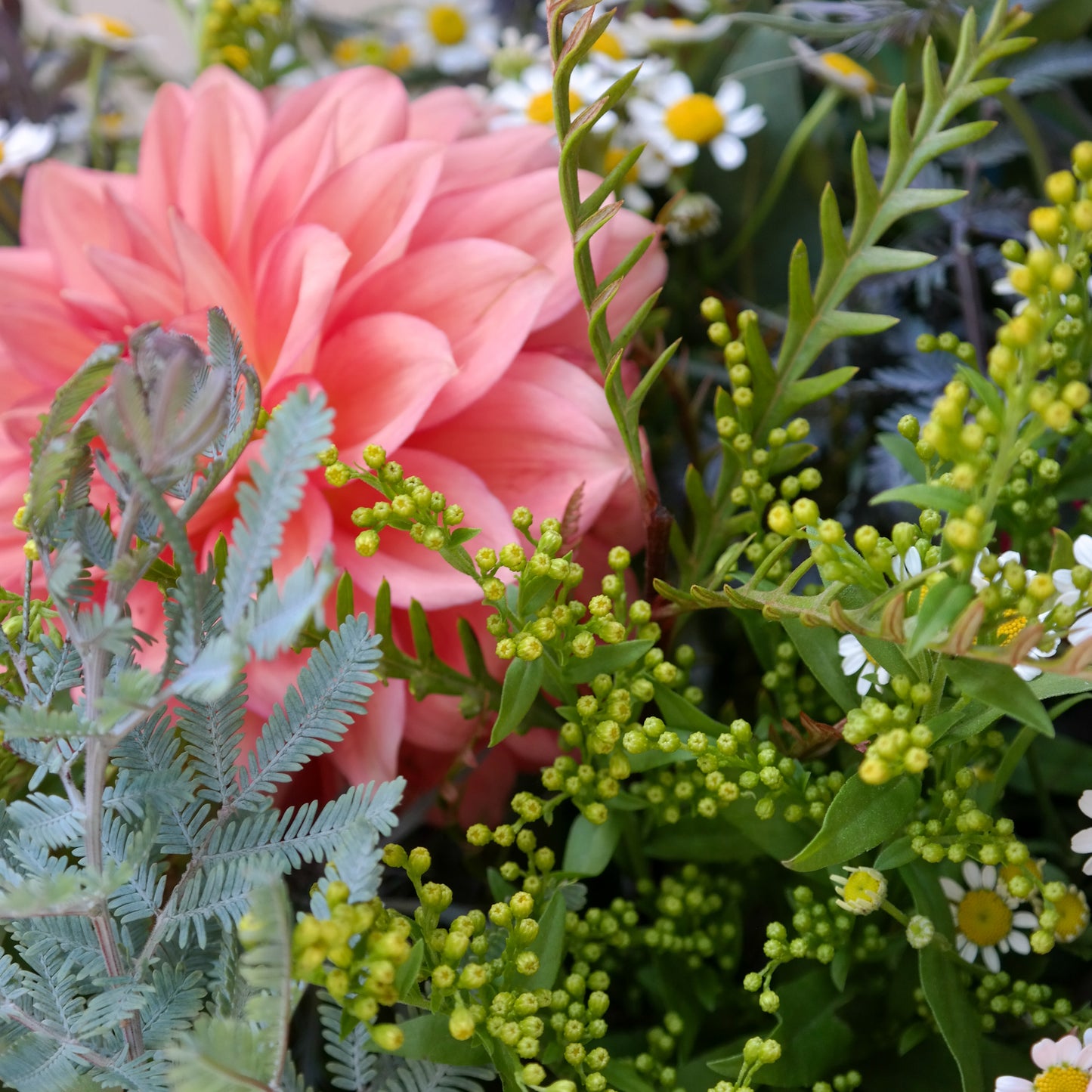 זר כתום עם נגיעות של ורוד וצהוב