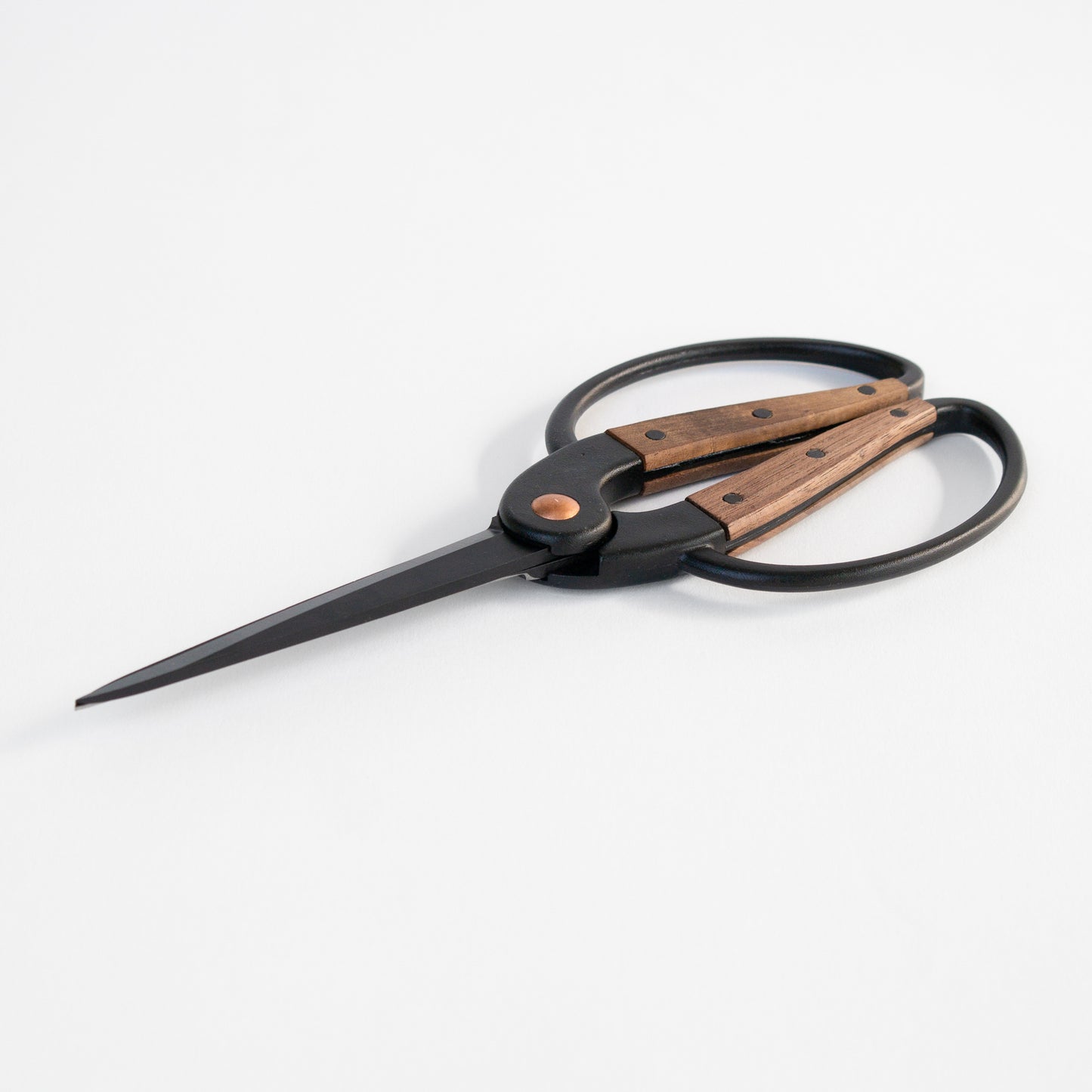 מספרי גינה מעוצבים עם ידיות עץ