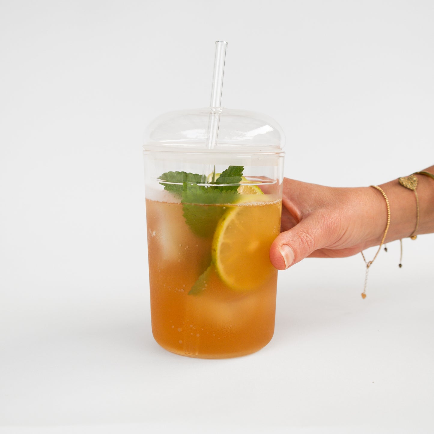 כוס זכוכית מינימליסטית עם מכסה וקש