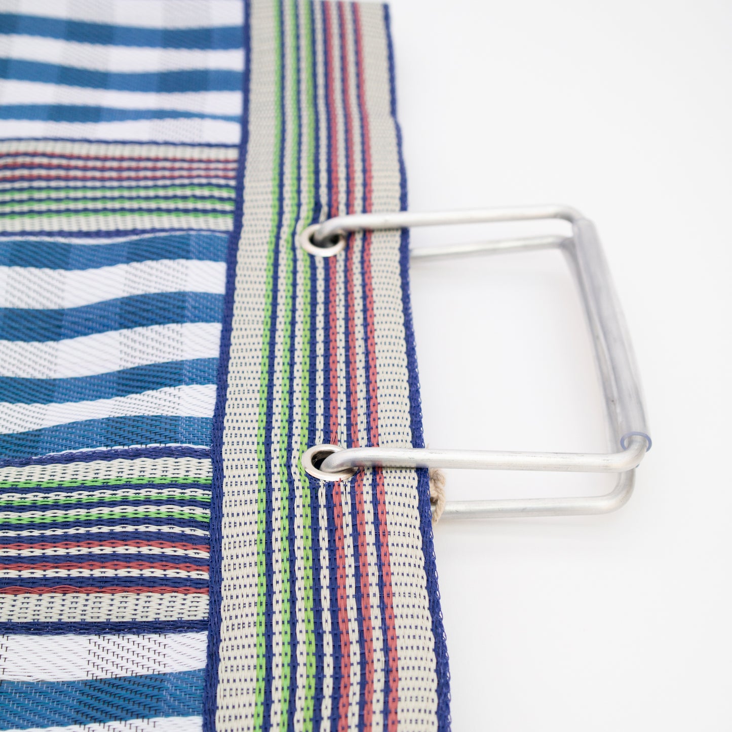 סל פסים כחול עם ידיות ברזל