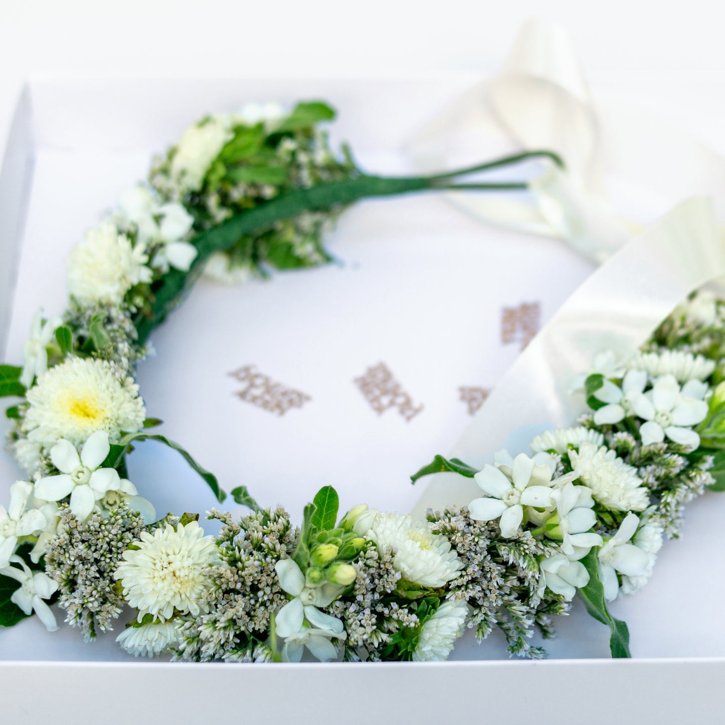 זר לראש לבן עם נגיעה של סגלגל