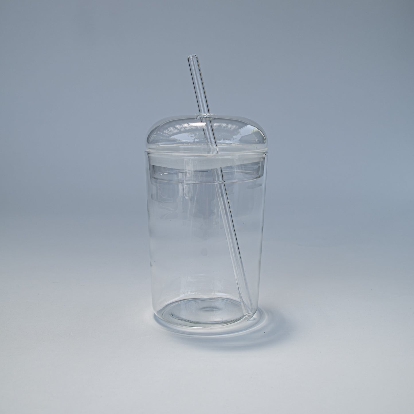 כוס זכוכית מינימליסטית עם מכסה וקש