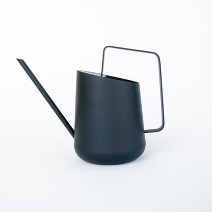 משפך השקיה שחור 800 מ״ל עם ידית צד