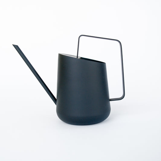 משפך השקיה שחור 800 מ״ל עם ידית צד