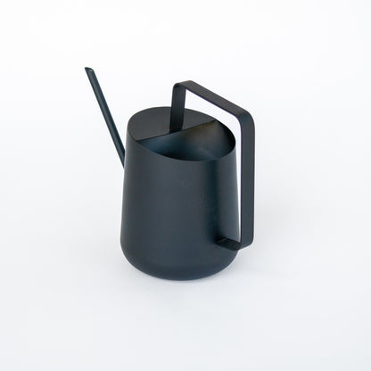 משפך השקיה שחור 800 מ״ל עם ידית צד