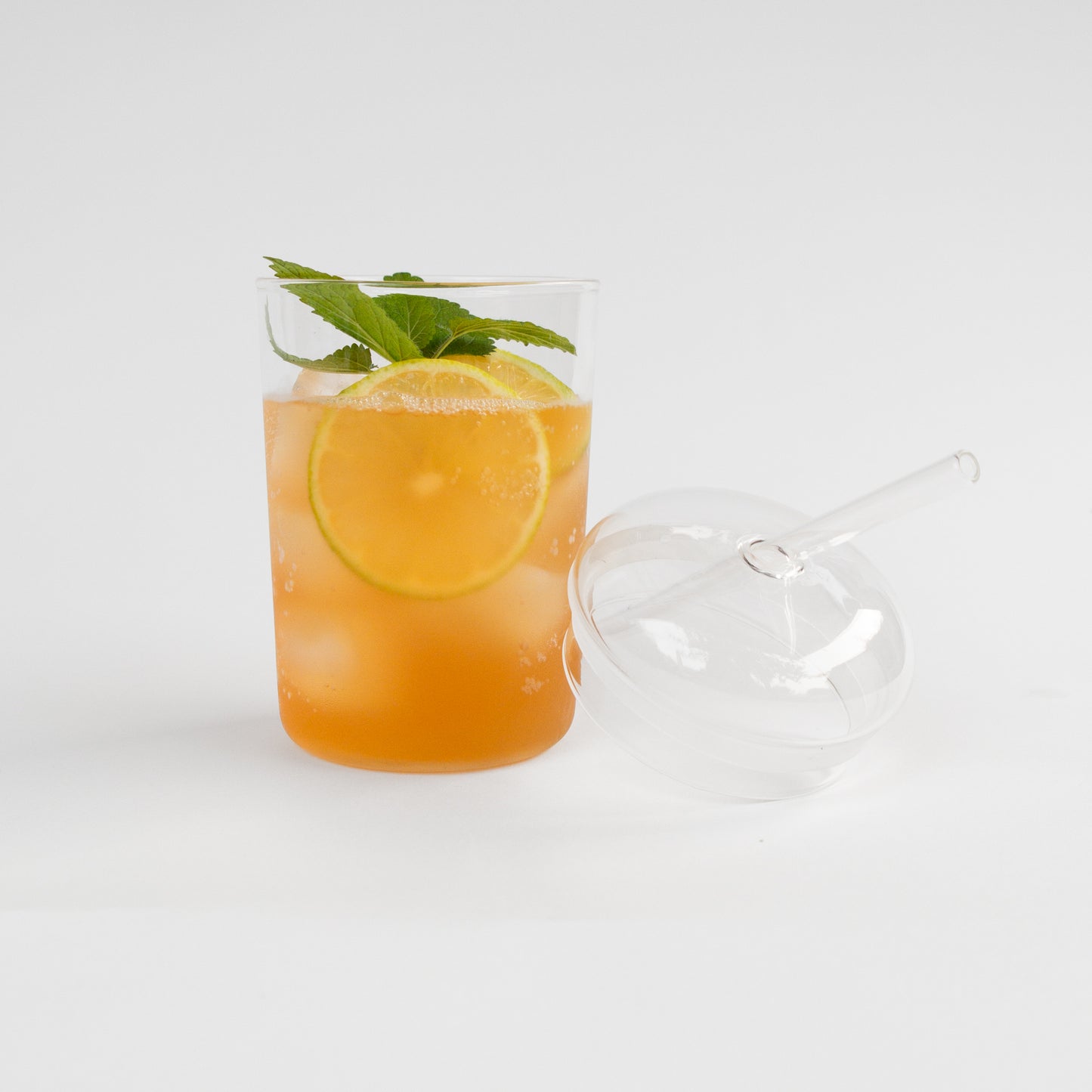 כוס זכוכית מינימליסטית עם מכסה וקש