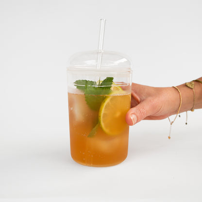 כוס זכוכית מינימליסטית עם מכסה וקש