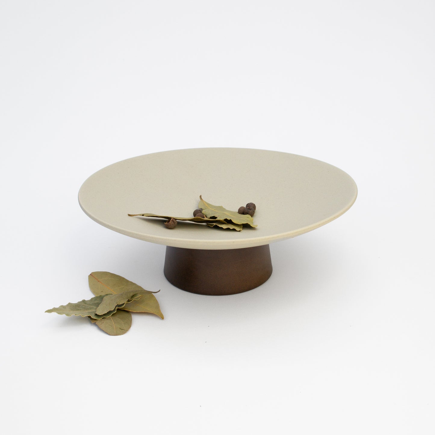 מעמד עגול דקורטיבי עם בסיס עץ אגוז ומשטח קרמי