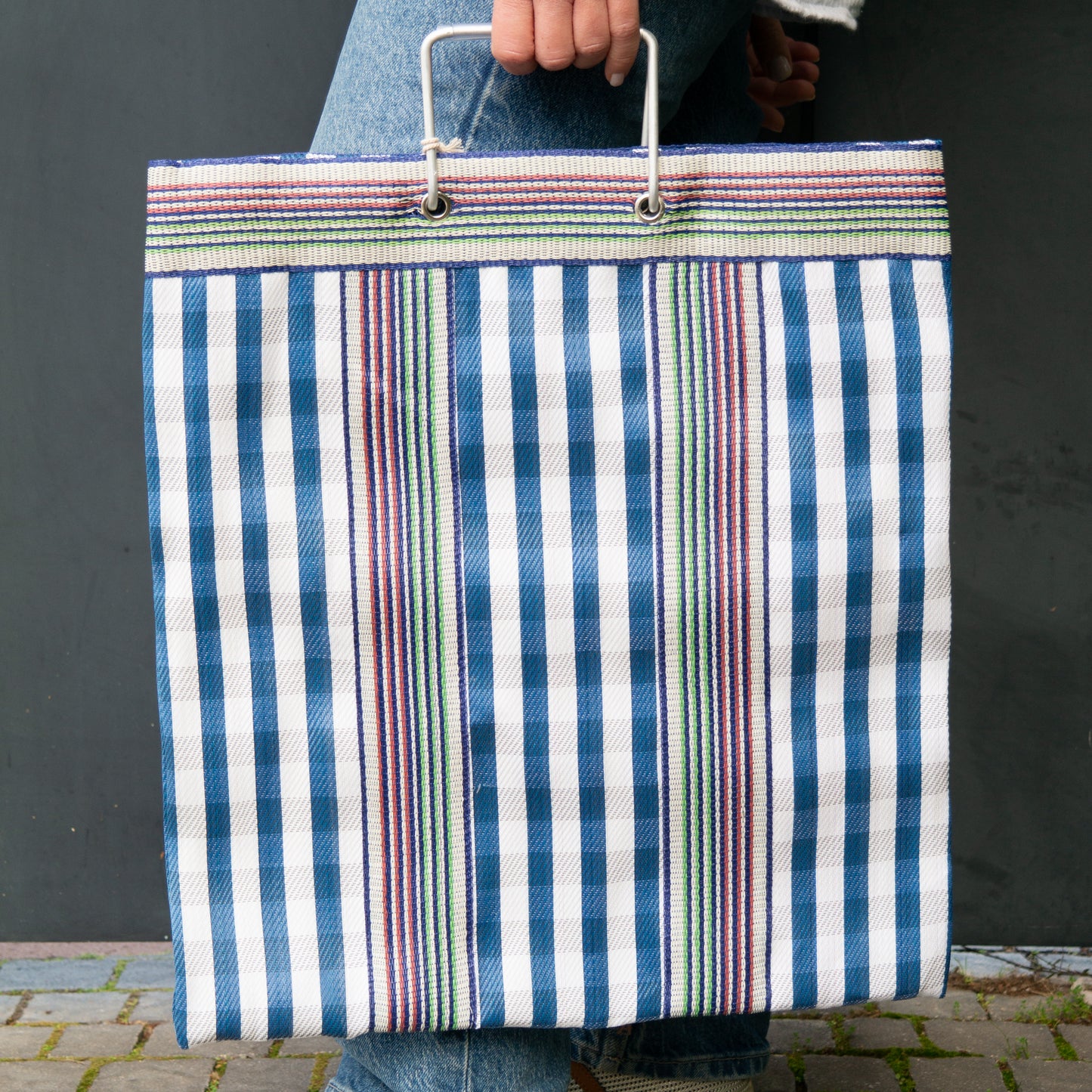 סל פסים כחול עם ידיות ברזל