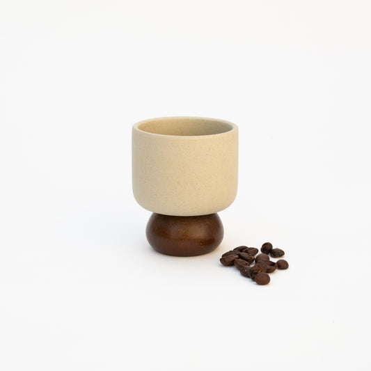 כוס קרמית על רגל עץ - כלי הגשה קטן