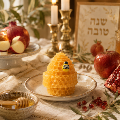 נר בצורת כוורת ודבורה